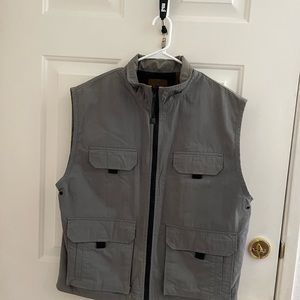 Men’s vest include six pockets in the front and 1 add’l large pocket in the back